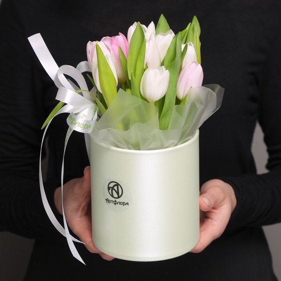 Шляпная коробка с розовыми и белыми тюльпанами