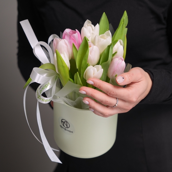 Шляпная коробка с розовыми и белыми тюльпанами