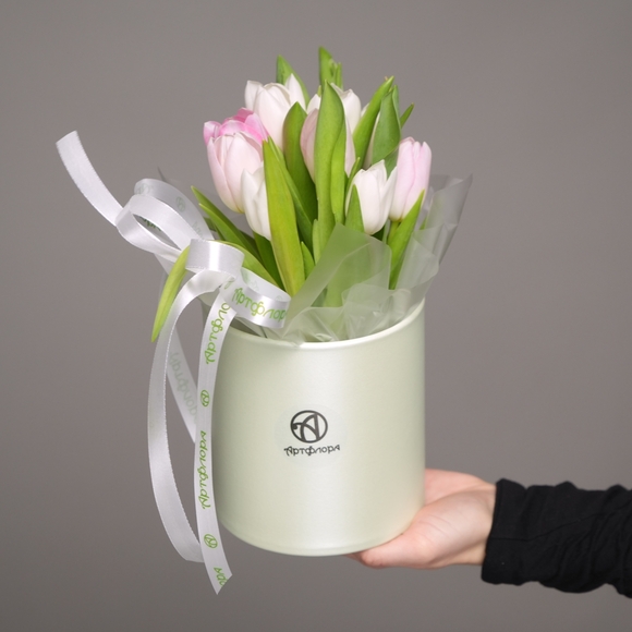 Шляпная коробка с розовыми и белыми тюльпанами