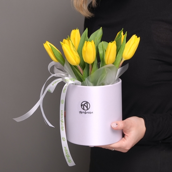 Шляпная коробка с желтыми тюльпанами