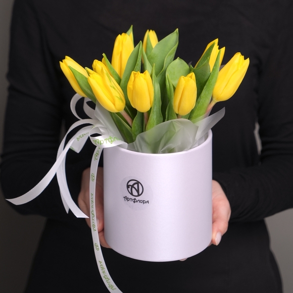 Шляпная коробка с желтыми тюльпанами