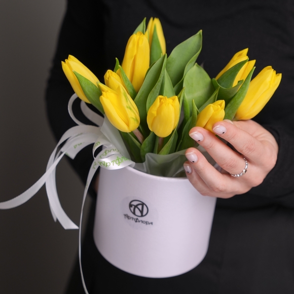 Шляпная коробка с желтыми тюльпанами