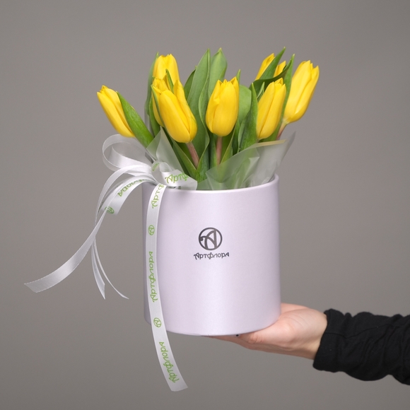 Шляпная коробка с желтыми тюльпанами