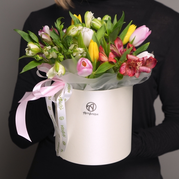 Шляпная коробка с тюльпанами и альстромерией микс