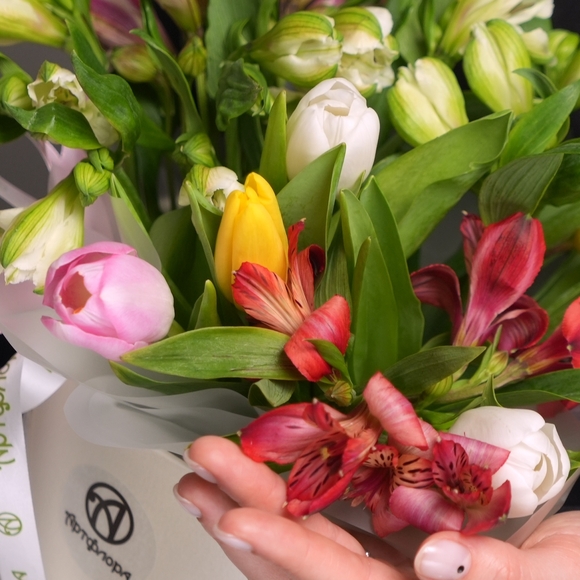 Шляпная коробка с тюльпанами и альстромерией микс