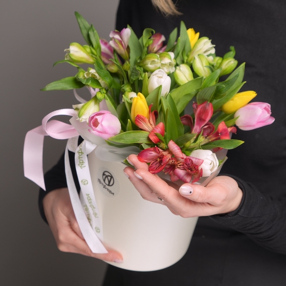 Шляпная коробка с тюльпанами и альстромерией микс