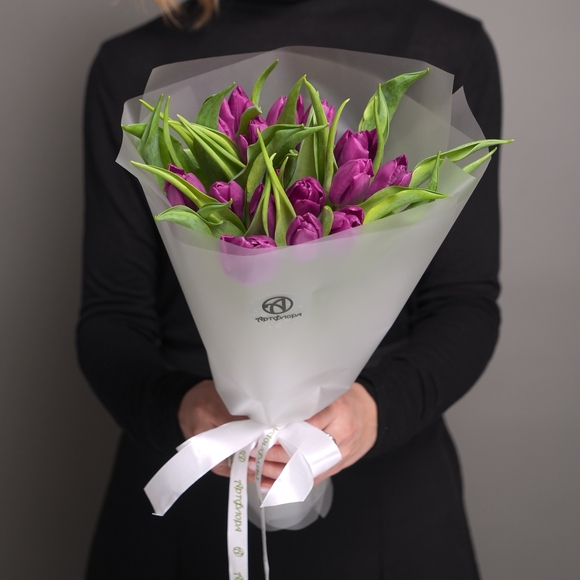 Букет из 15 фиолетовых тюльпанов (Голландия) в корейской упаковке