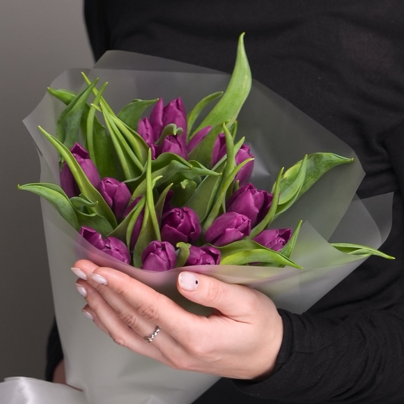 Букет из 15 фиолетовых тюльпанов (Голландия) в корейской упаковке