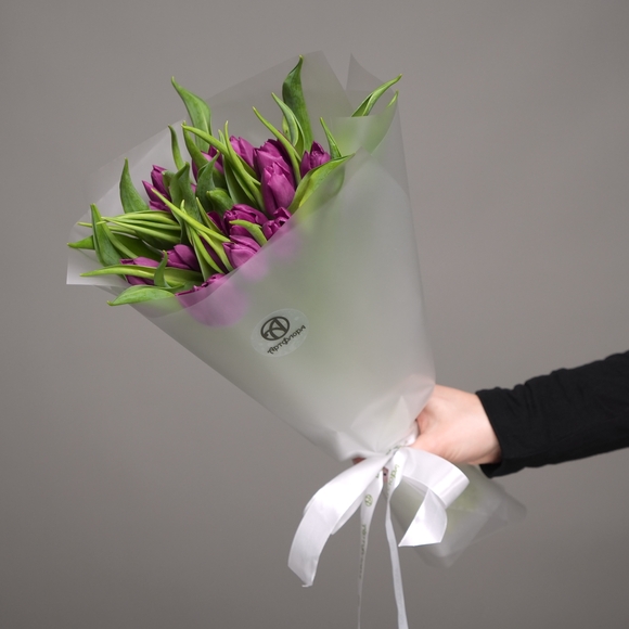 Букет из 15 фиолетовых тюльпанов (Голландия) в корейской упаковке