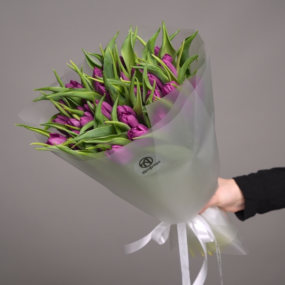 Букет из 35 фиолетовых тюльпанов (Голландия) в корейской упаковке