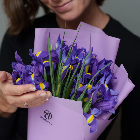 Букет из 15 синих ирисов