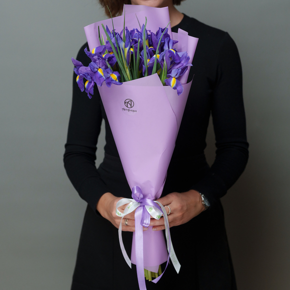 Букет из 15 синих ирисов