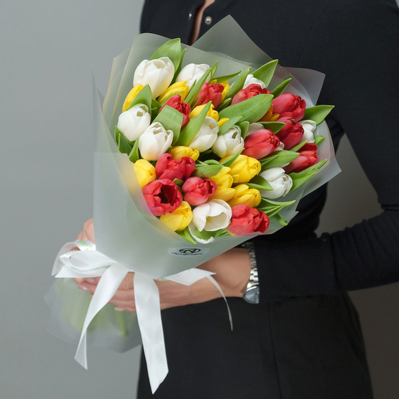Букет из 35 тюльпанов яркий микс