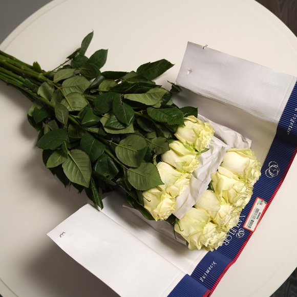 Пачка белых роз 70 см Эквадор