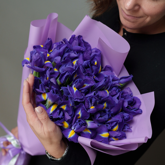 Букет из 35 синих ирисов