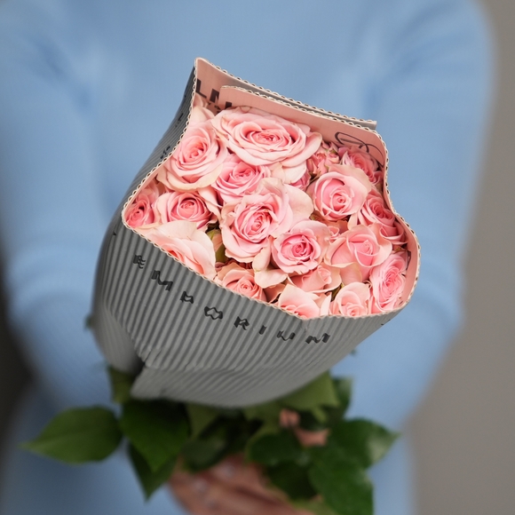 Пачка розовых кустовых роз
