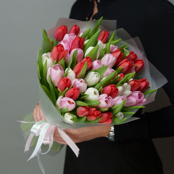 Букет из 51 тюльпана нежный микс