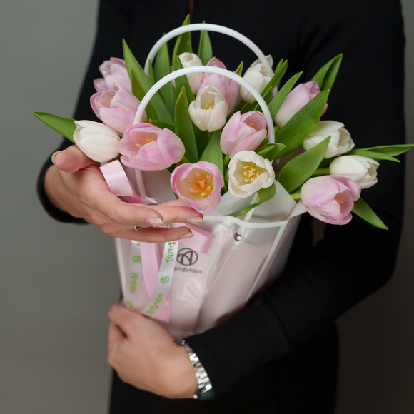 Сумочка с розовыми и белыми тюльпанами