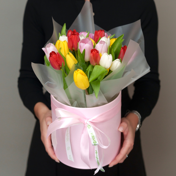 Букет в шляпной коробке из 25 тюльпанов яркий микс