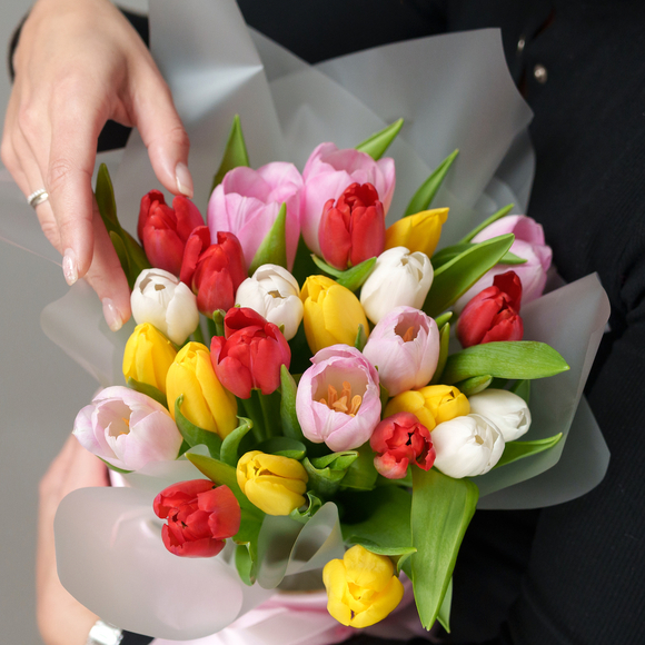 Букет в шляпной коробке из 25 тюльпанов яркий микс