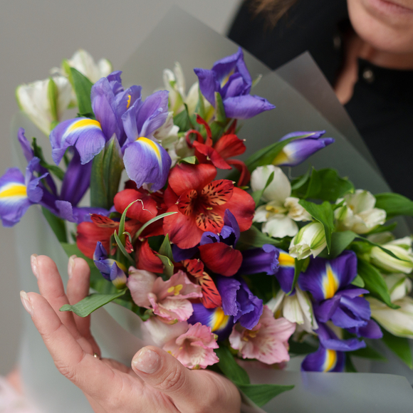 Букет из ирисов и альстромерии микс в корейской упаковке - S