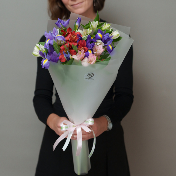 Букет из ирисов и альстромерии микс в корейской упаковке - S