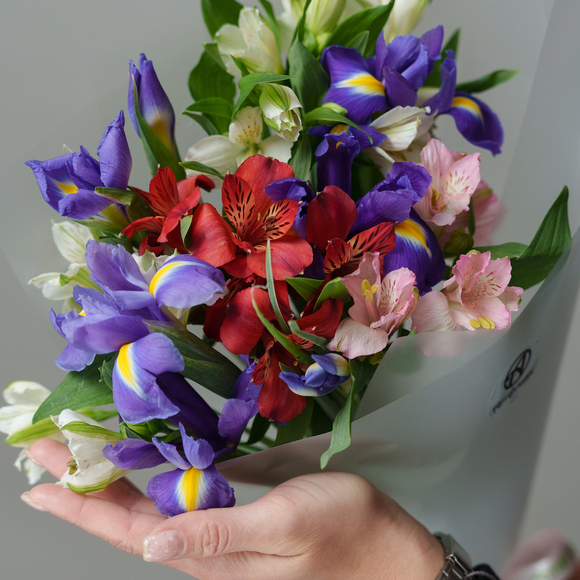 Букет из ирисов и альстромерии микс в корейской упаковке - S