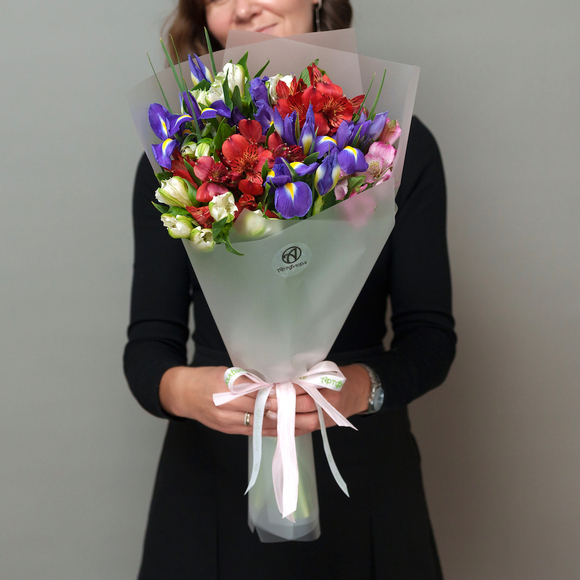 Букет из ирисов и альстромерии микс в корейской упаковке - M