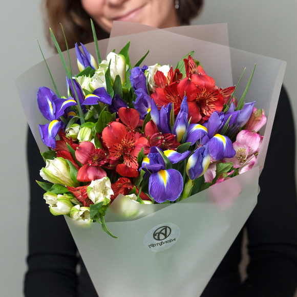 Букет из ирисов и альстромерии микс в корейской упаковке - M