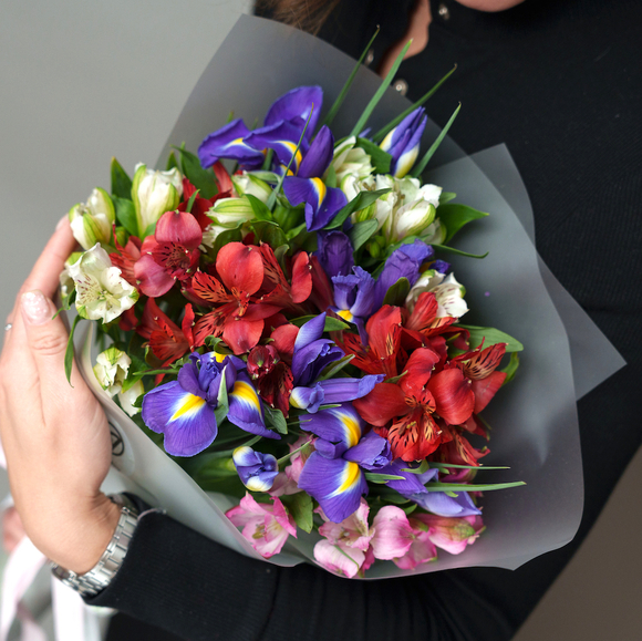 Букет из ирисов и альстромерии микс в корейской упаковке - M