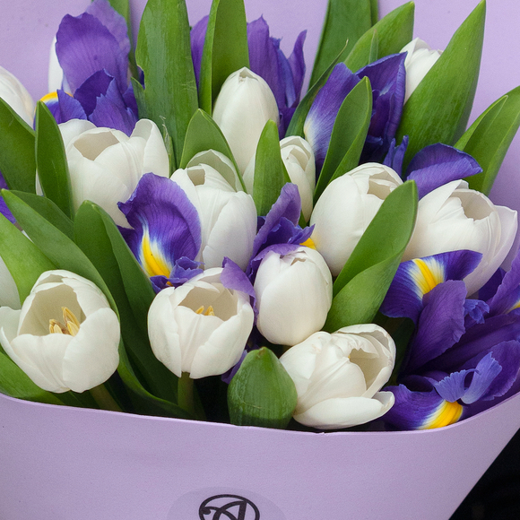 Букет из белых тюльпанов и ирисов - M