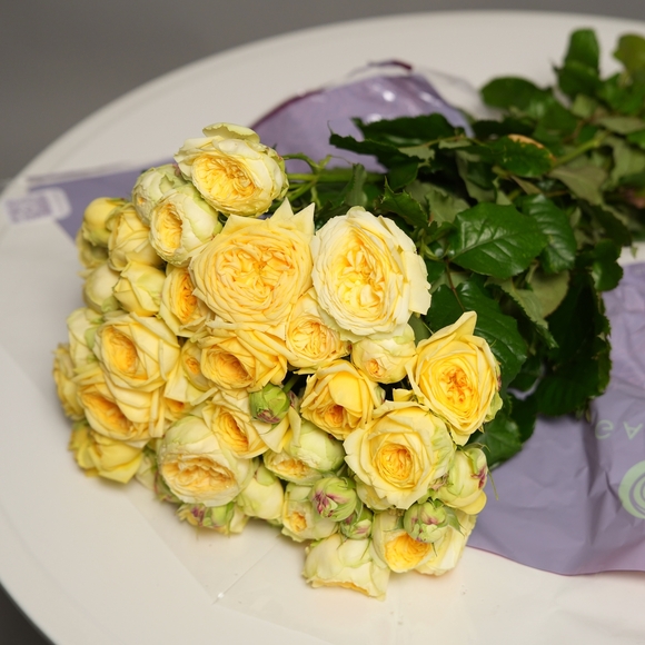 Пачка желтых пионовидных кустовых роз