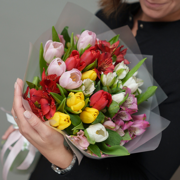 Букет из тюльпанов и альстромерии яркий микс
