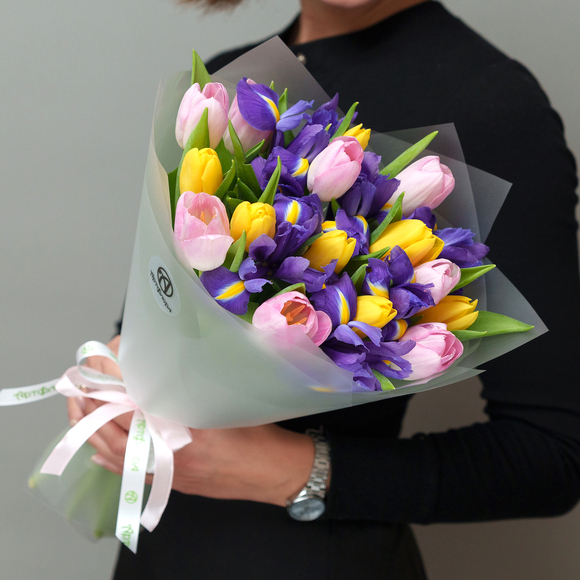  Букет из тюльпанов микс и ирисов в корейской упаковке