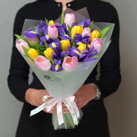  Букет из тюльпанов микс и ирисов в корейской упаковке
