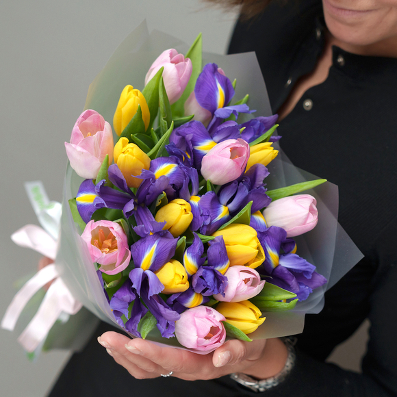  Букет из тюльпанов микс и ирисов в корейской упаковке