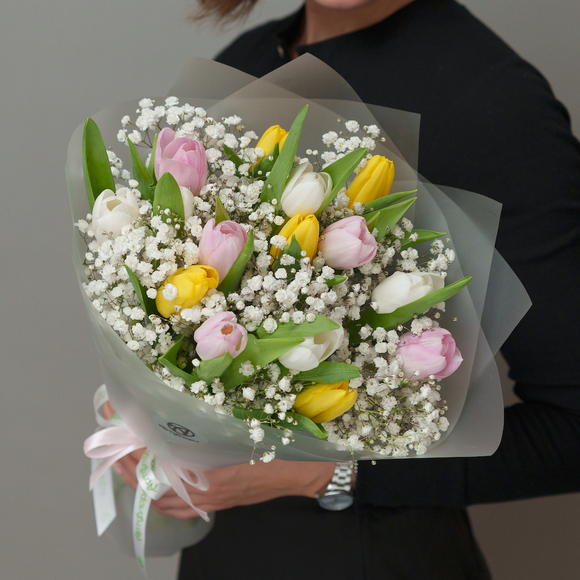 Букет из тюльпанов микс и гипсофилы в корейской упаковке