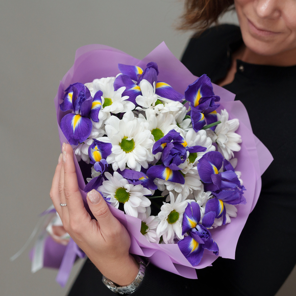 Букет из синих ирисов и кустовых хризантем Бакарди - М