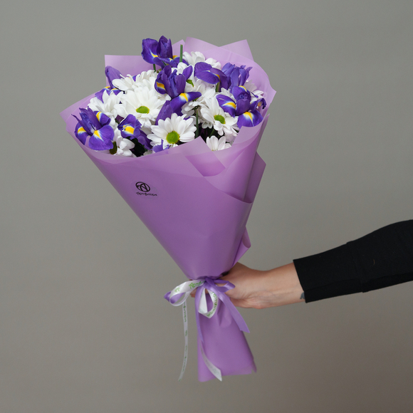 Букет из синих ирисов и кустовых хризантем Бакарди - М