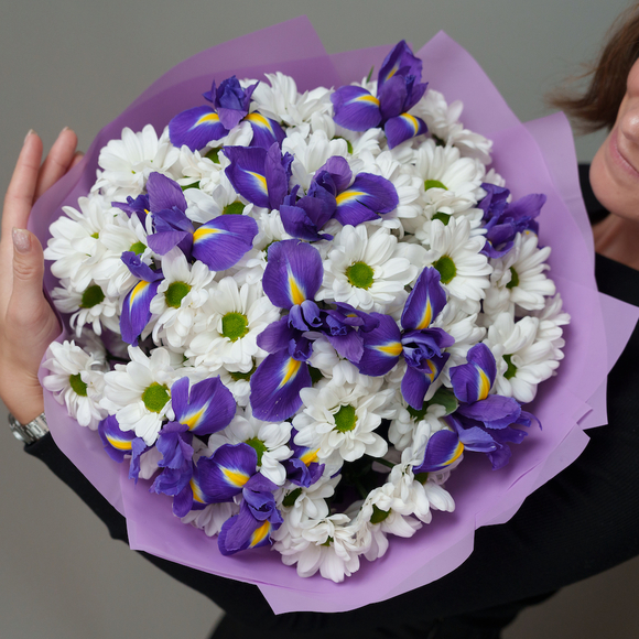 Букет из синих ирисов и кустовых хризантем Бакарди - L