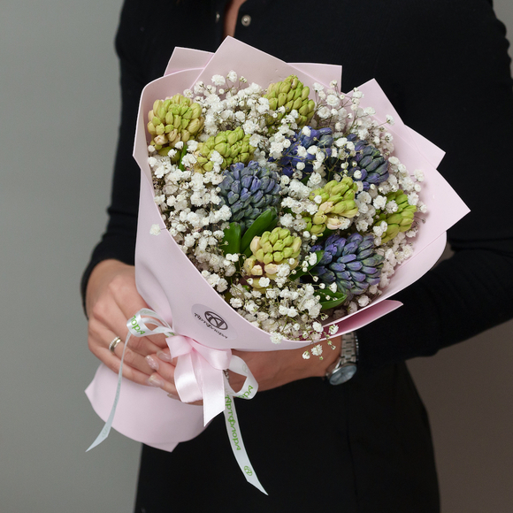 Букет из гиацинтов и гипсофилы - М