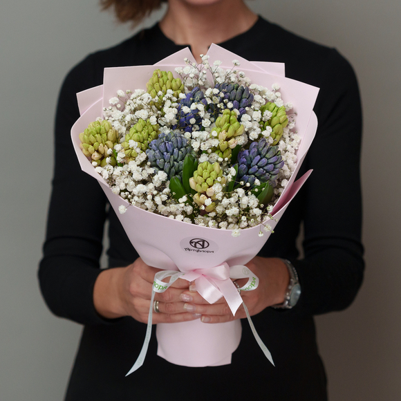 Букет из гиацинтов и гипсофилы - М