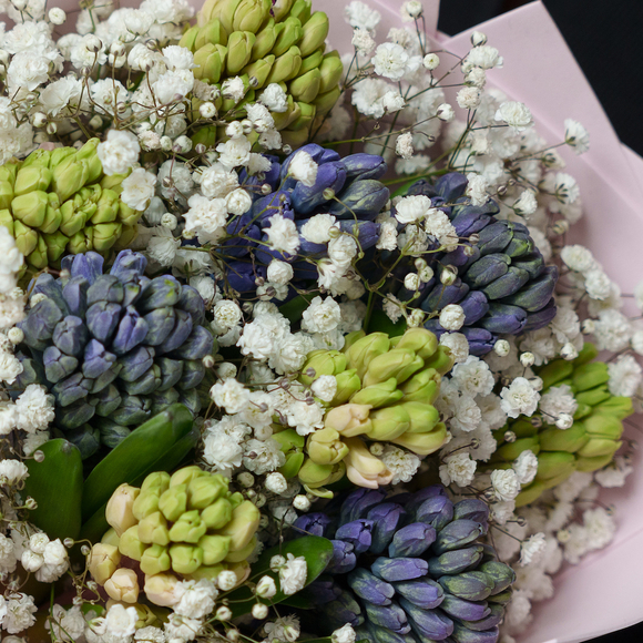 Букет из гиацинтов и гипсофилы - М