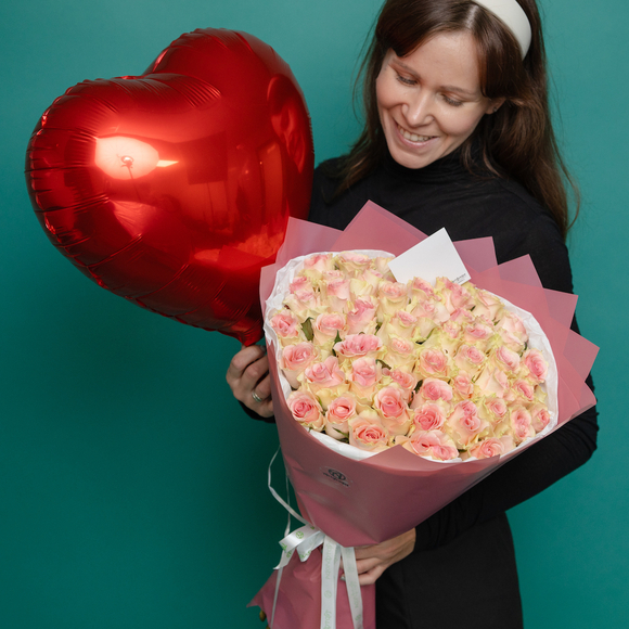 Набор размер L+ с букетом 51 светло-розовая роза Кения (50 см)
