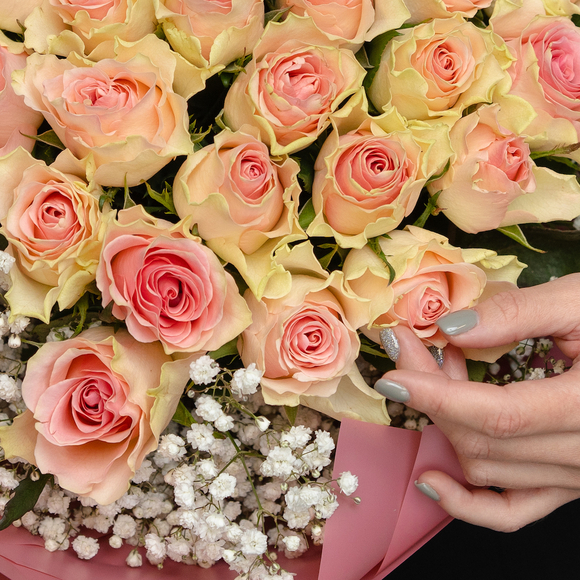 Букет из светло-розовых роз 50 см (Кения) и гипсофилы - L в корейской упаковке