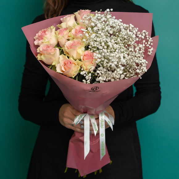 Букет из светло-розовых роз 50 см (Кения) и гипсофилы - S в корейской упаковке