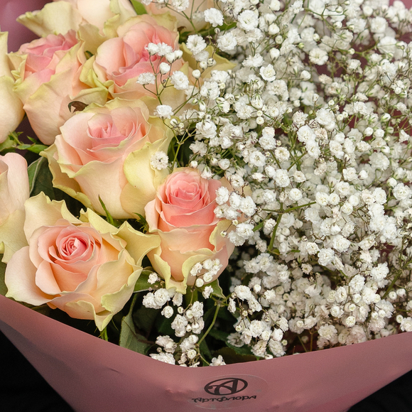 Букет из светло-розовых роз 50 см (Кения) и гипсофилы - S в корейской упаковке
