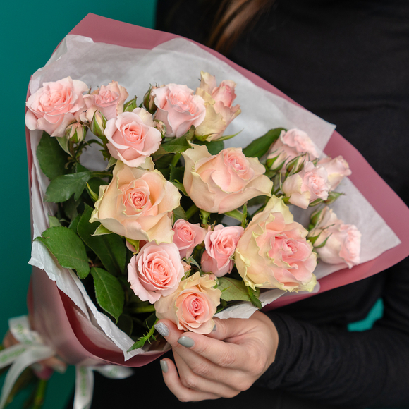 Букет из кустовых роз и роз Кения (50 см) - S в корейской упаковке