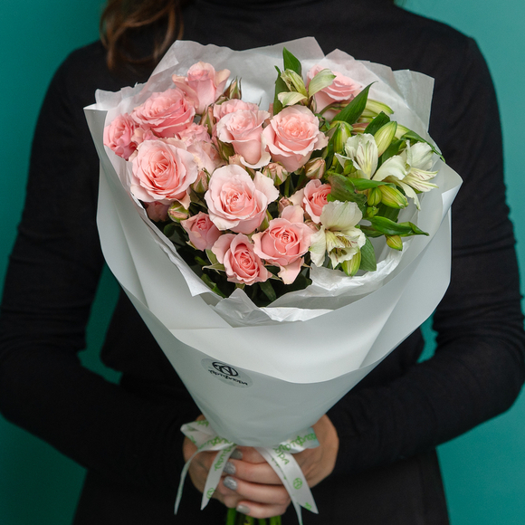 Букет из кустовых роз и альстромерий