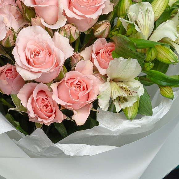 Букет из кустовых роз и альстромерий